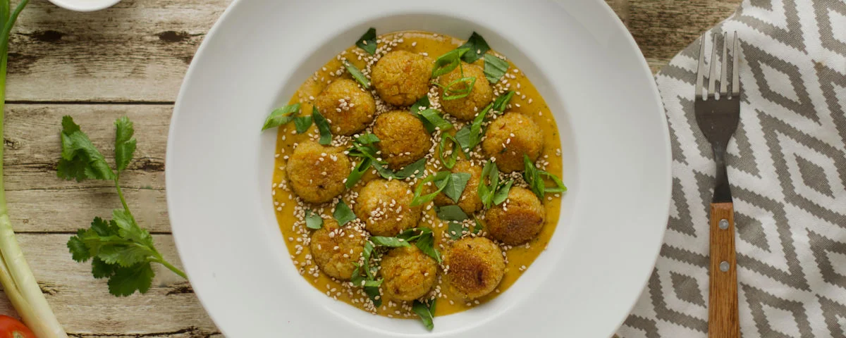 Recipe kit Quinoa meatballs in a curry cream